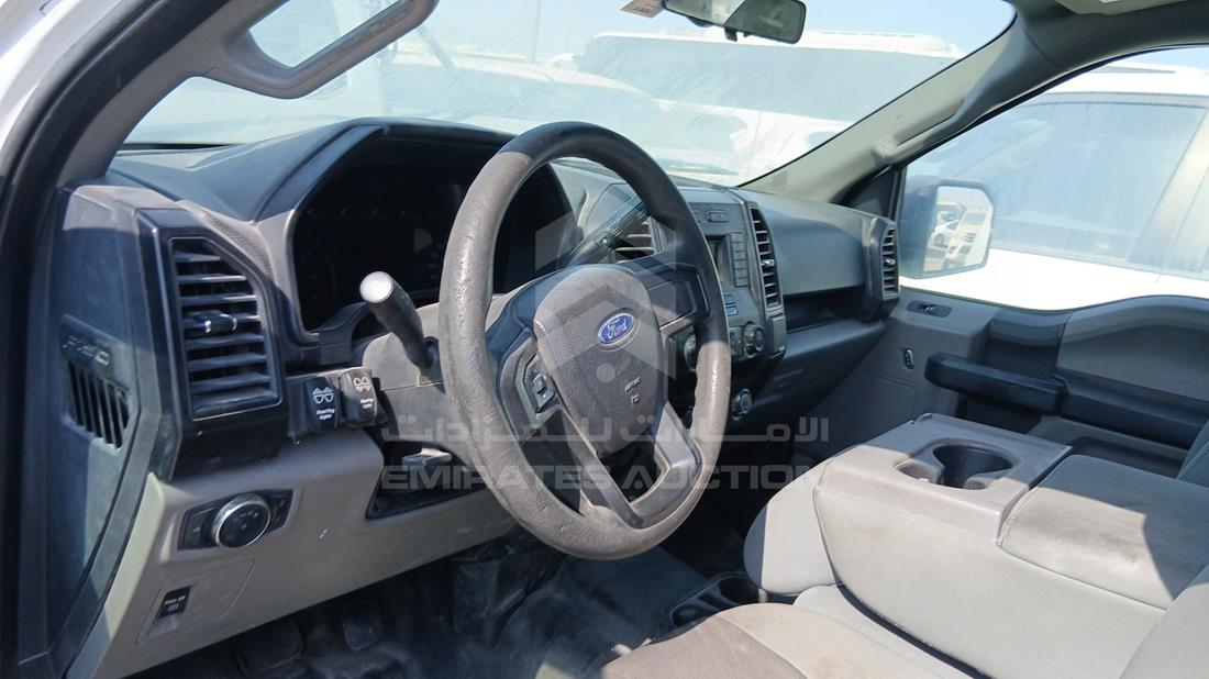 فورد اف 150 2019 — زاوية واجهة السائق الأمامية اليسرى — صورة 11