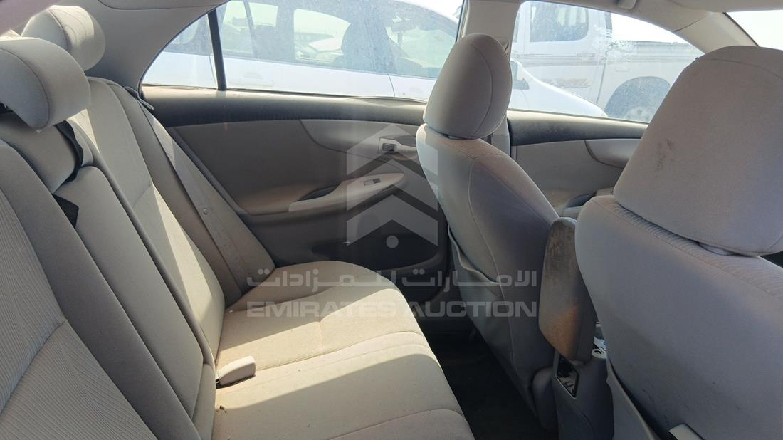 تويوتا كورولا 2012 — زاوية الراكب الخلفي اليمنى — صورة 19