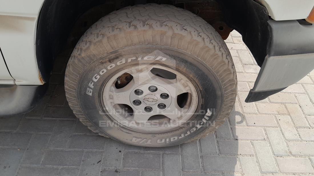 2004 GMC Suburban — Front Right Tyre — Photo 29