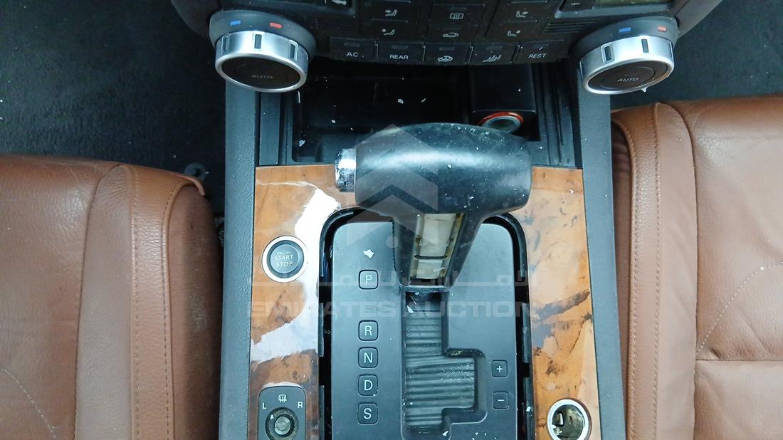 2008 Volkswagen Touareg — Gear View — Photo 11