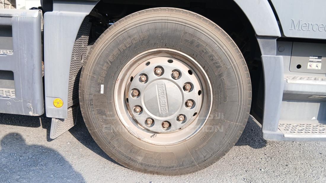 Mercedes 1844 — Front Right Tyre — Photo 25