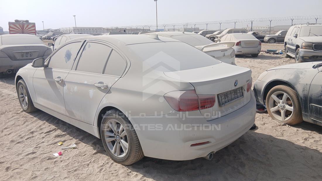 بي ام دبليو 318i 2018 — الزاوية الخلفية اليسرى — صورة 6