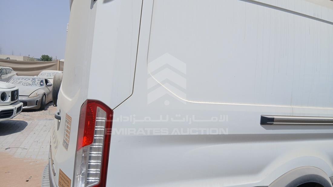 فورد ترانزيت 2023 — الزاوية الخلفية اليمنى — صورة 8
