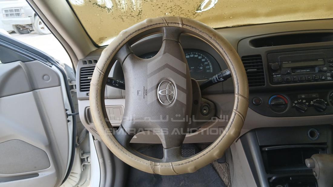 2014 Toyota Camry — Steering & Mounted Controls — Photo 14