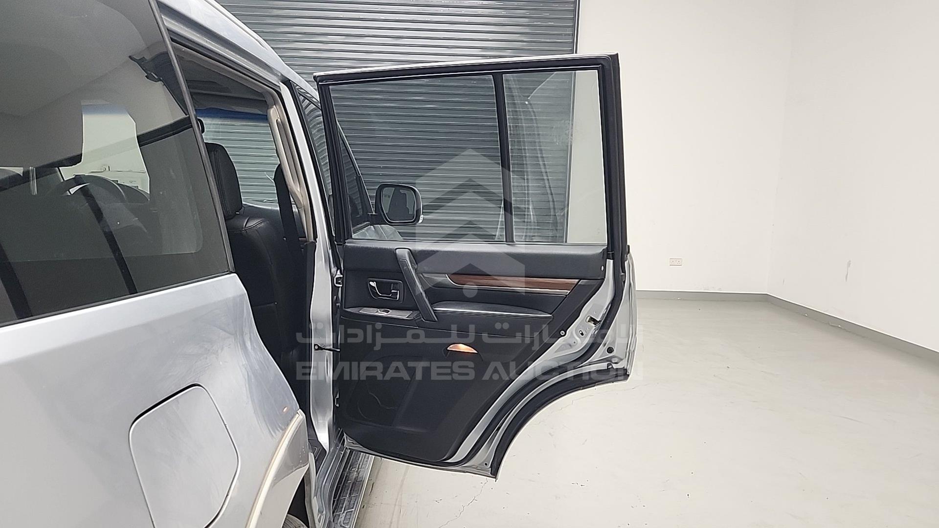 2008 MITSUBISHI PAJERO VIN: JMYLRV93W8J720356