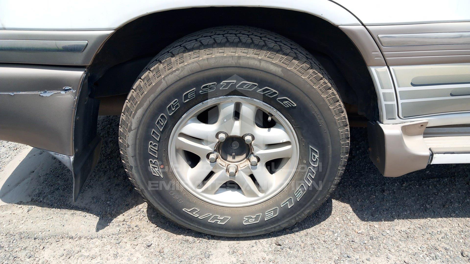 2005 TOYOTA LAND CRUISER VIN: JTEHJ09J755117236