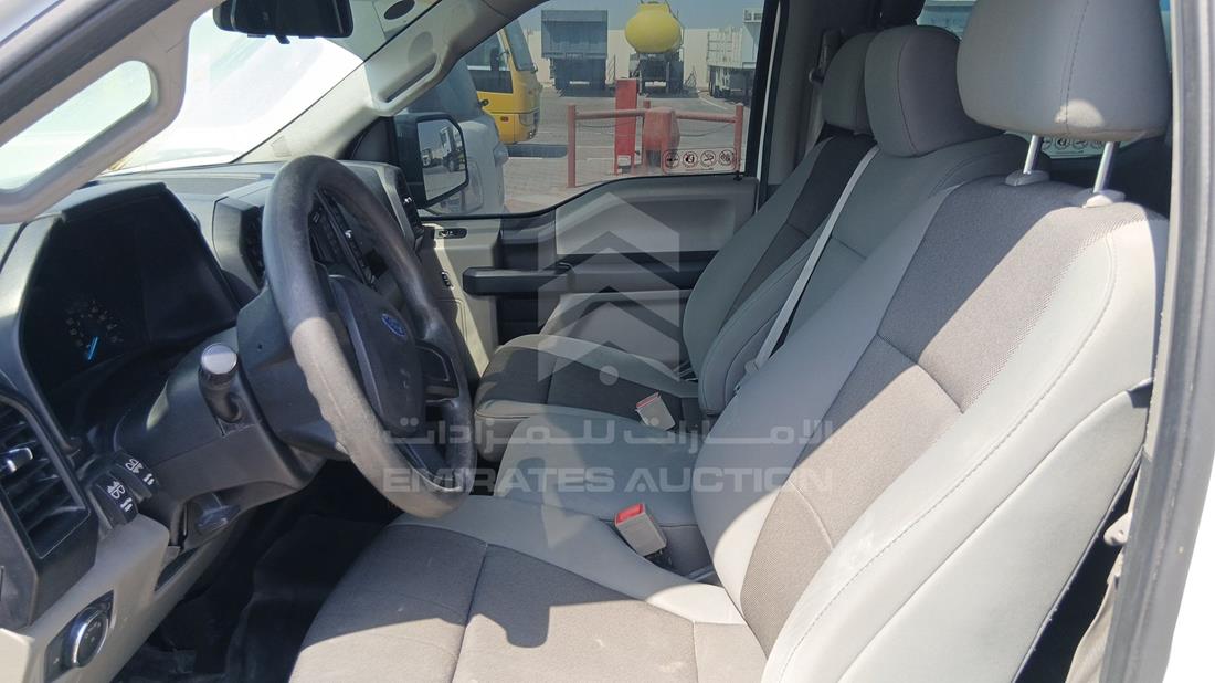 فورد اف 150 2019 — زاوية السائق الأمامية اليسرى — صورة 13
