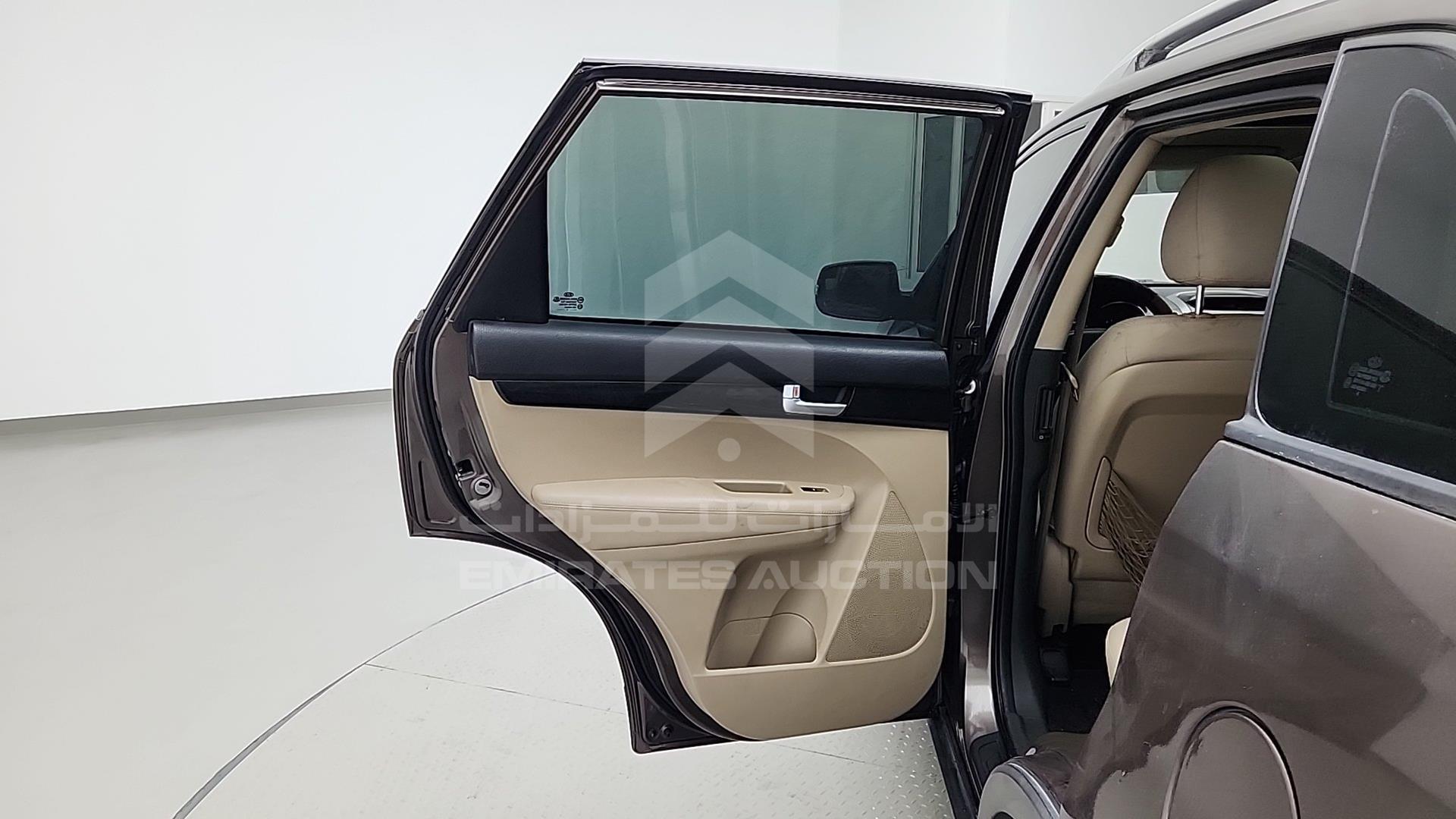 2015 KIA SORENTO VIN: KNAKU8119F5512075