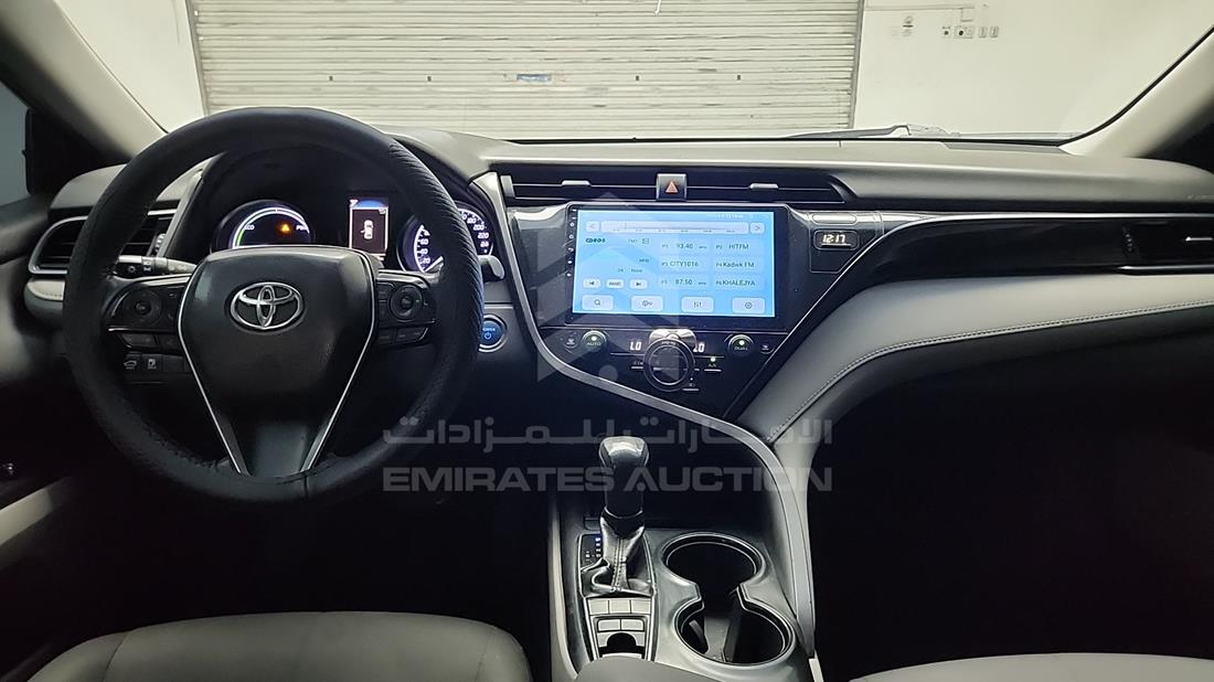 تويوتا كامري 2019 — نظم الترفيه وكاميرا المراقبة والملاحة — صورة 16