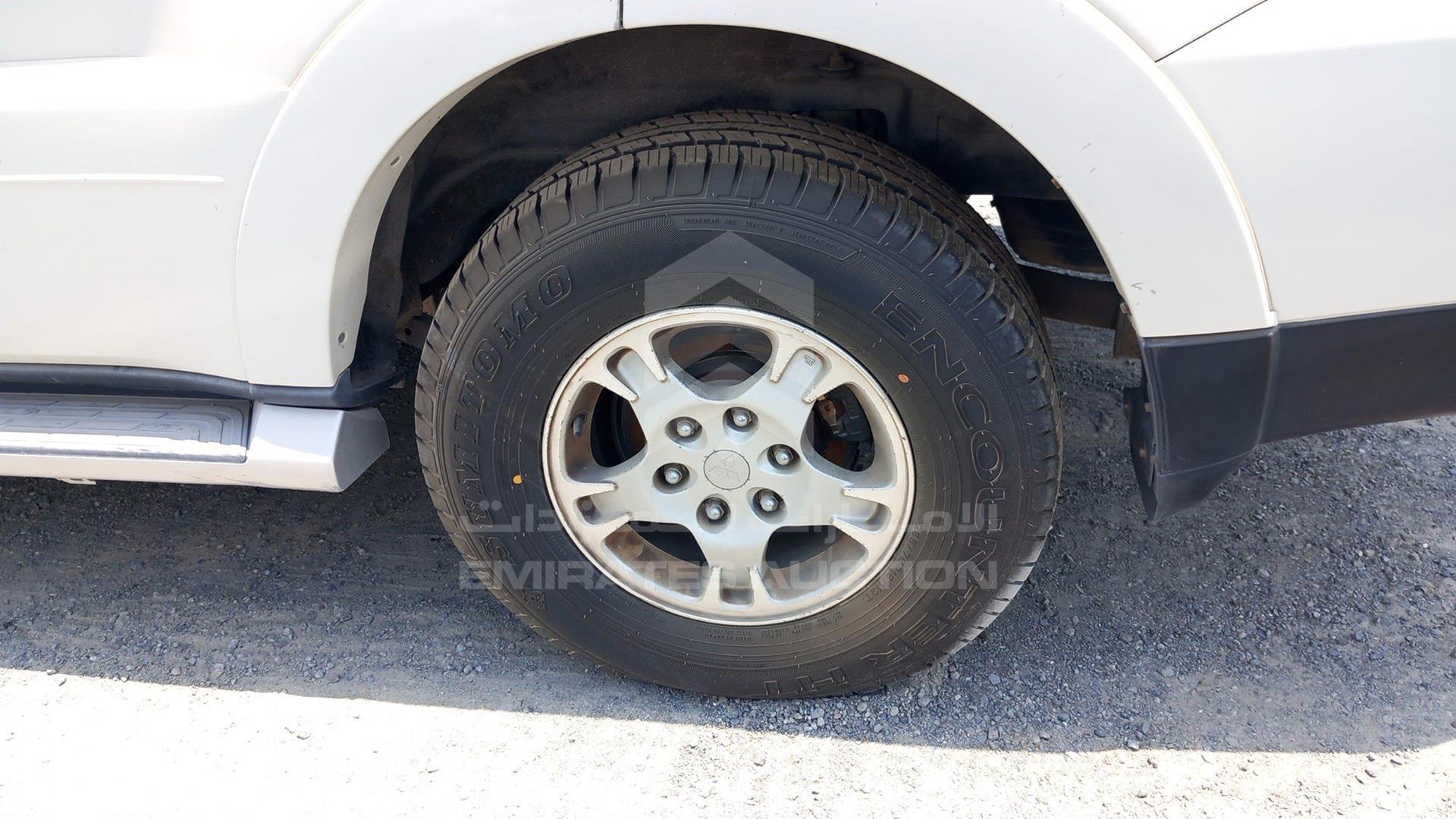 2008 MITSUBISHI PAJERO VIN: JMYLRV93W8J724284
