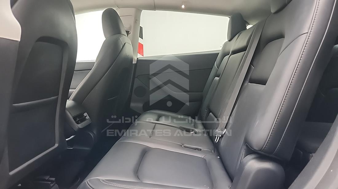 تيسلا Model Y 2024 — زاوية الراكب الخلفي اليسرى — صورة 22
