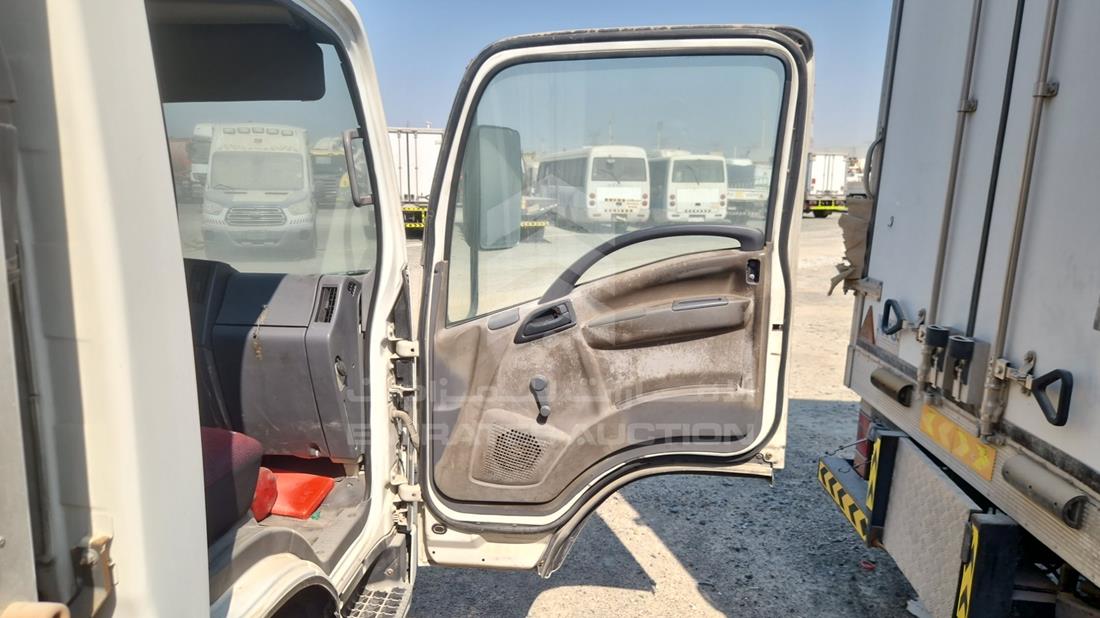 اسوزو بيك - اب 2014 — الباب الأمامي الأيمن — صورة 23