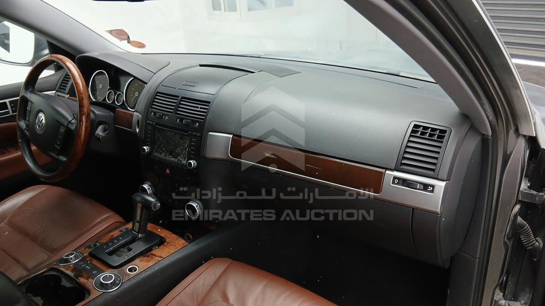 2008 Volkswagen Touareg — Front Right Passenger Dashboard View — Photo 18