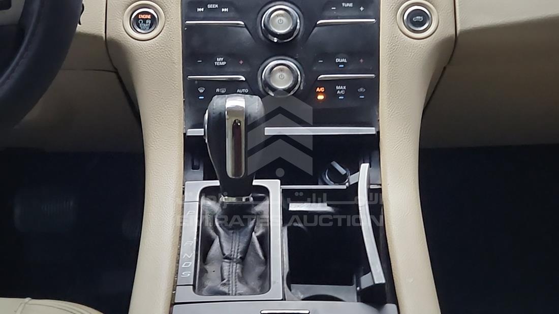 2015 Ford Taurus — Gear View — Photo 16