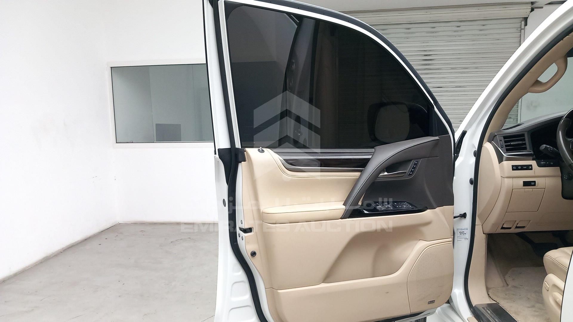 2016 LEXUS LX 570 VIN: JTJHY00WXG4203252