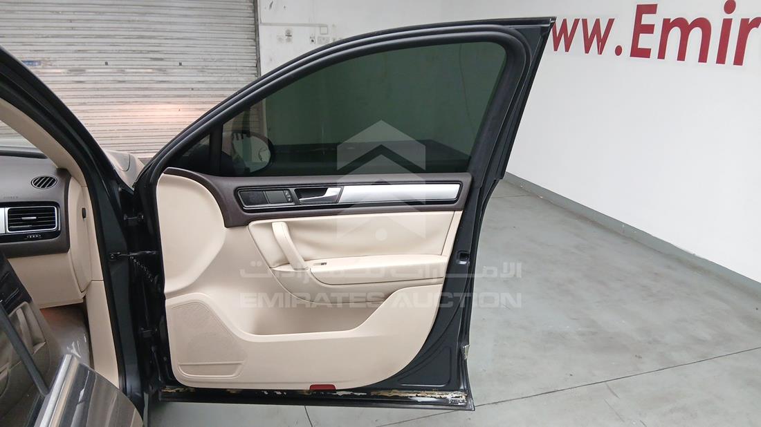 2014 Volkswagen Touareg — Front Right Door — Photo 29