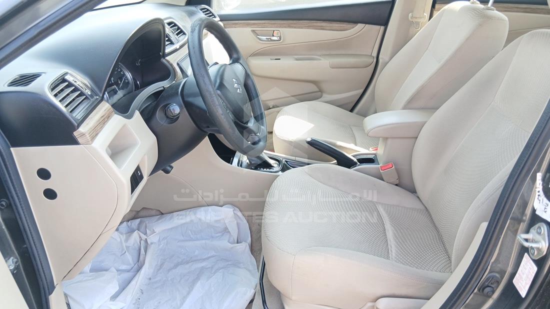 سوزوكي سياز 2023 — زاوية السائق الأمامية اليسرى — صورة 13