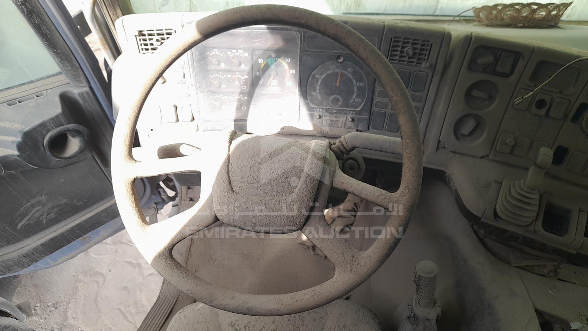 2002 SCANIA 124G VIN: YS2P4X20021274580