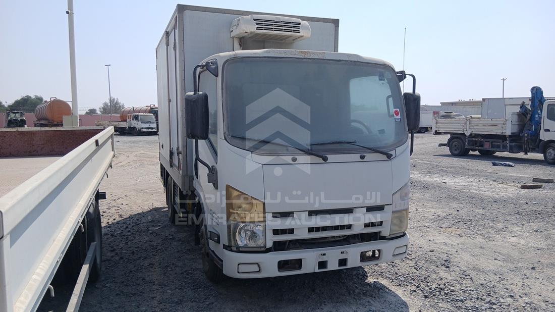 2014 Isuzu NMR — Front Right Angle — Photo 9
