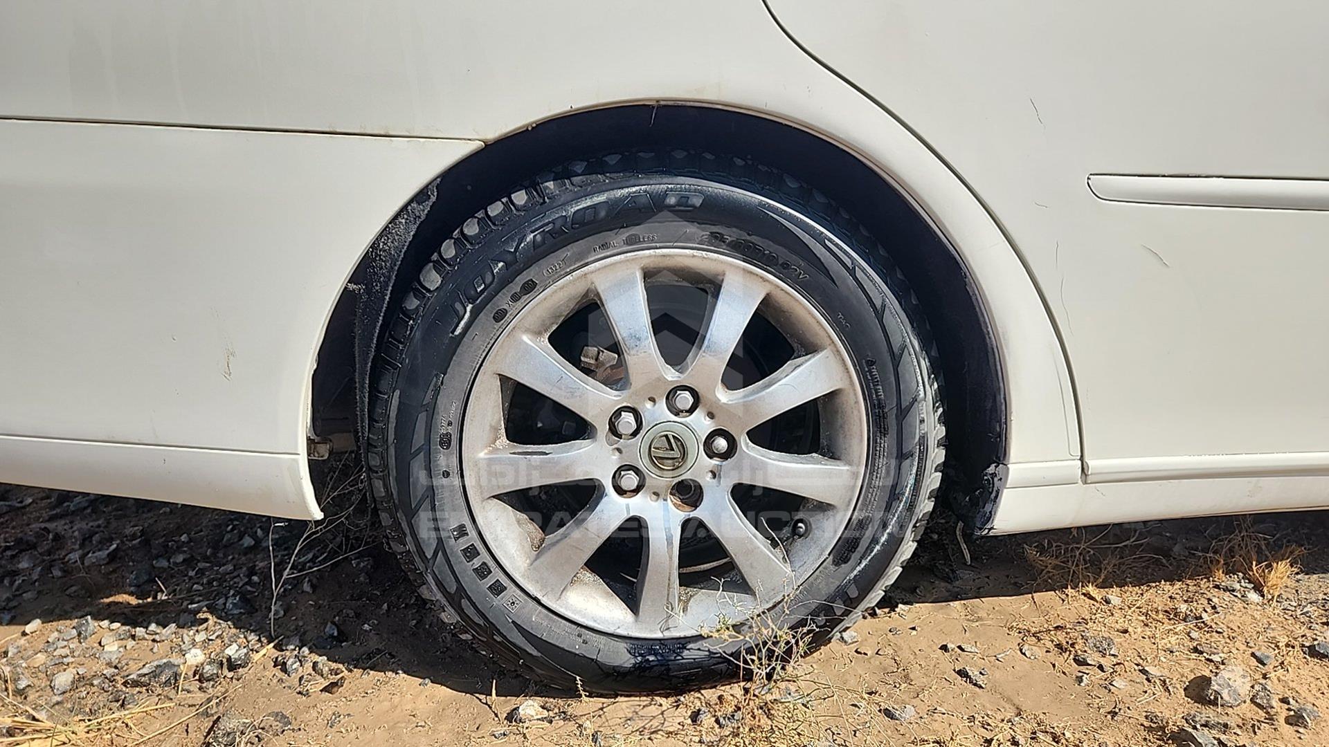 2004 LEXUS ES 330 VIN: JTHBA30GX40014030