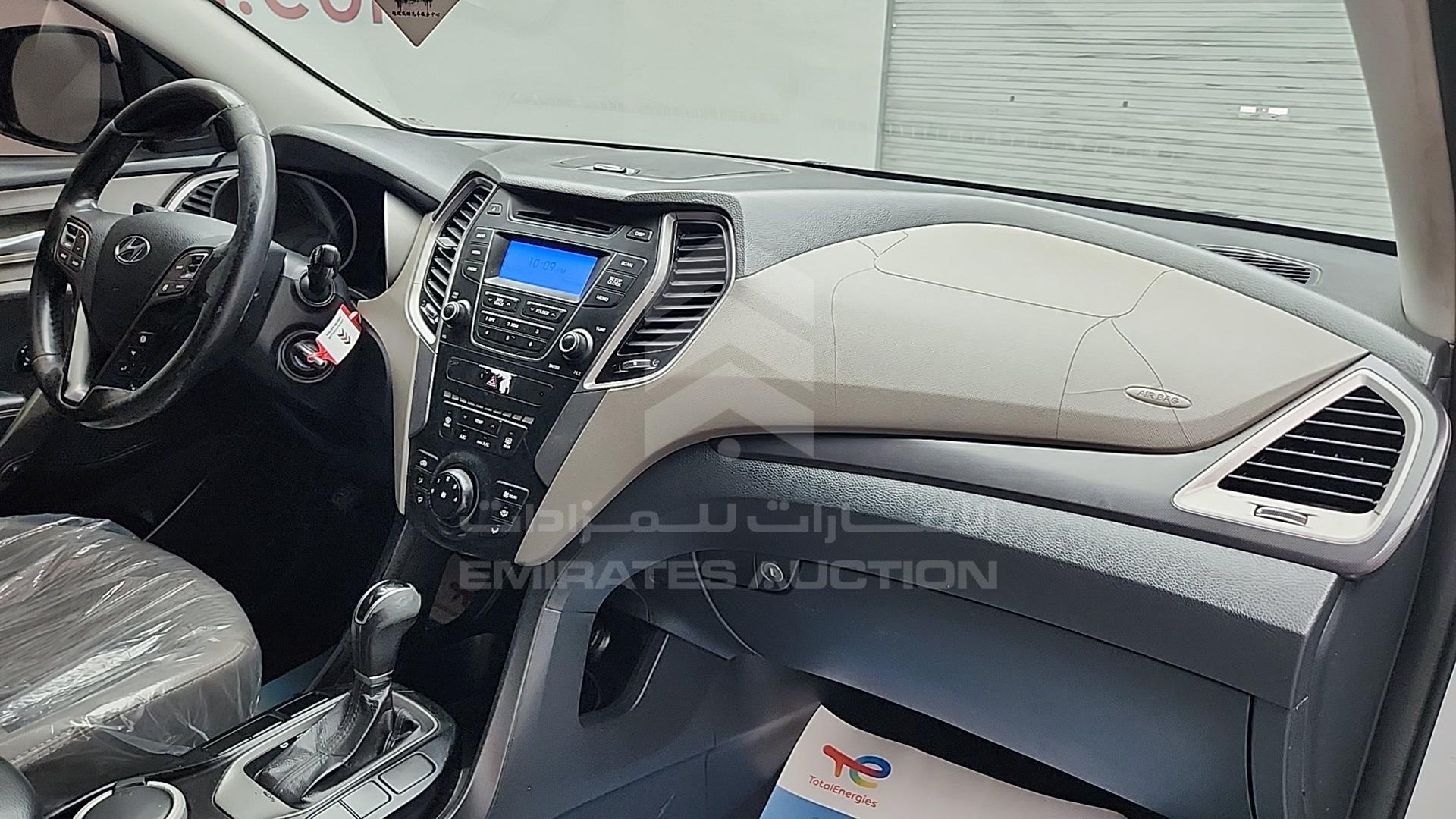 2016 HYUNDAI SANTA FE VIN: KMHSM81E2GU116160