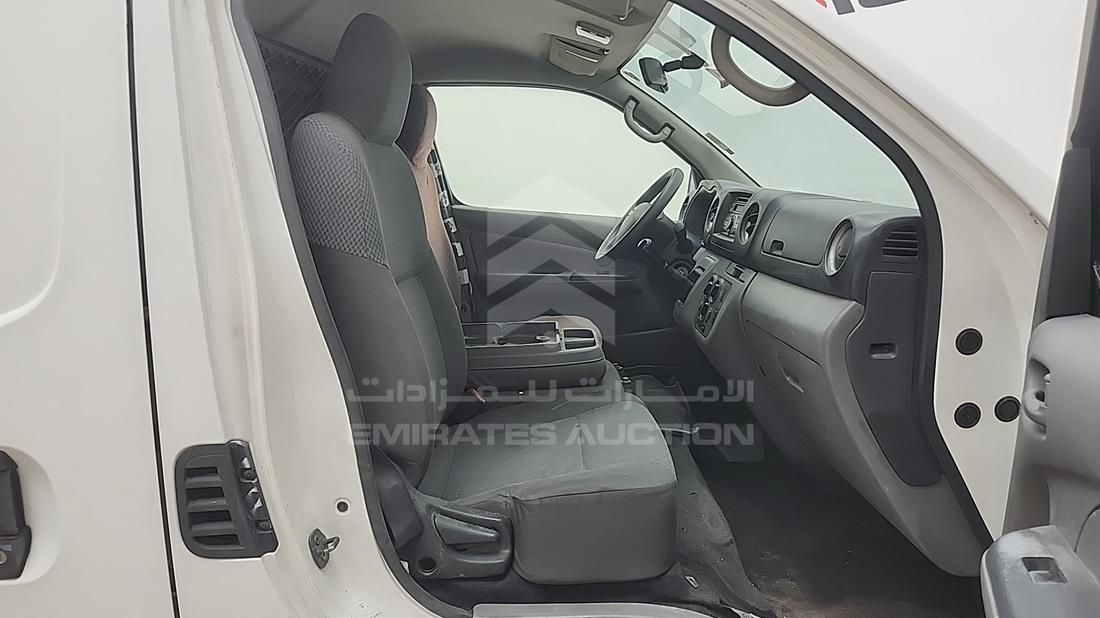 نيسان أورفان 2014 — زاوية الراكب الأمامي للمقعد — صورة 17