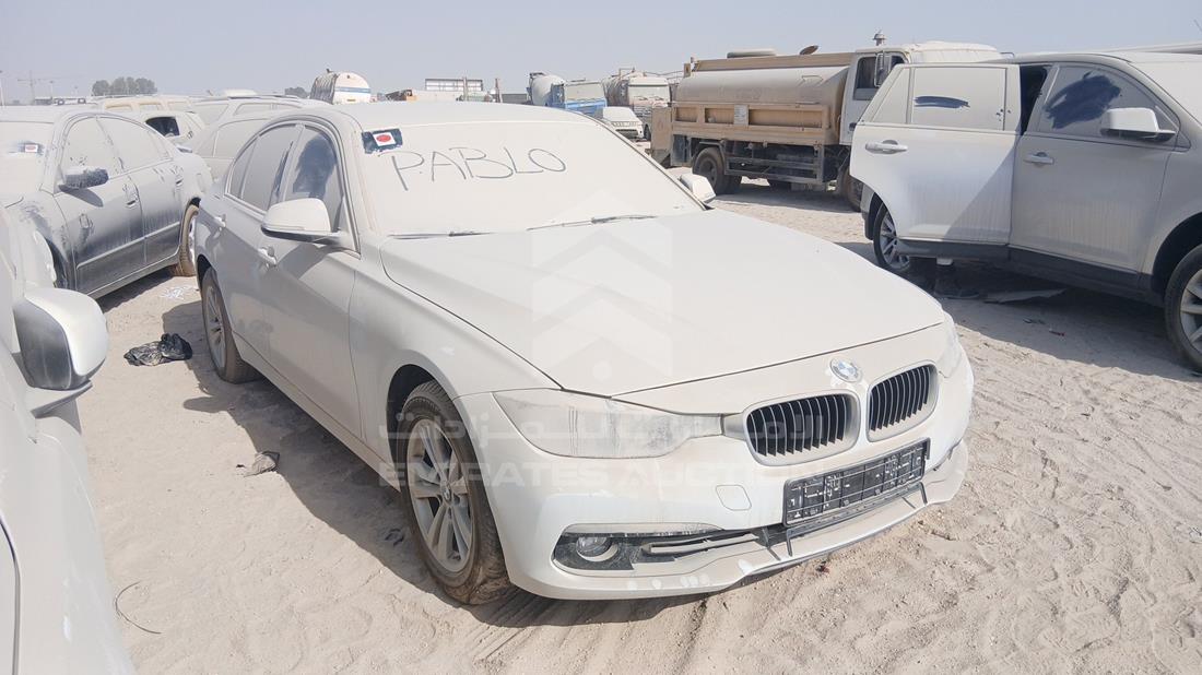 بي ام دبليو 318i 2018 — الزاوية الأمامية اليمنى — صورة 9