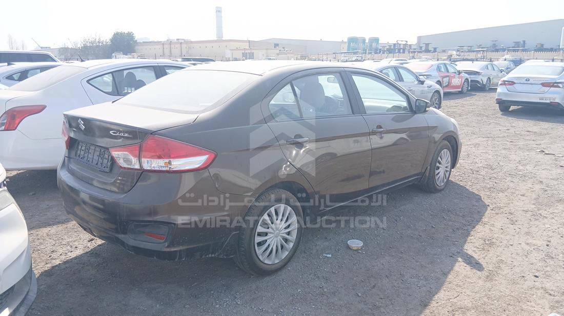 سوزوكي سياز 2023 — الزاوية الخلفية اليمنى — صورة 9