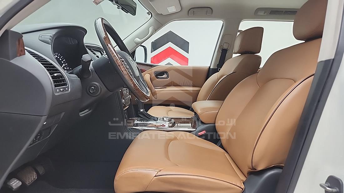 نيسان باترول 2019 — زاوية السائق الأمامية اليسرى — صورة 13