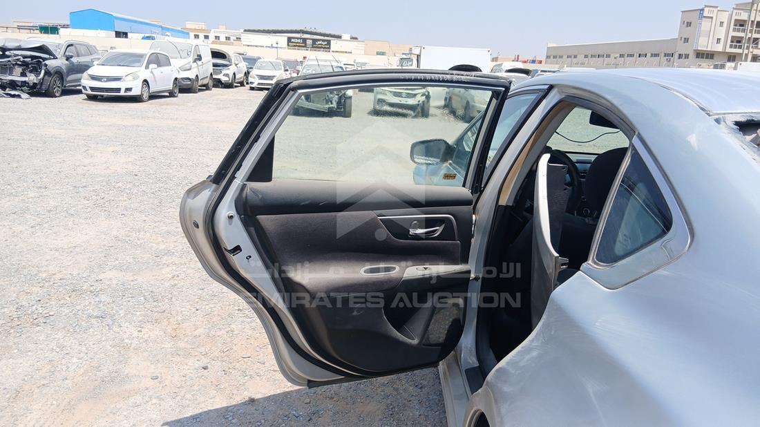 نيسان التيما 2013 — الباب الخلفي الأيسر — صورة 18