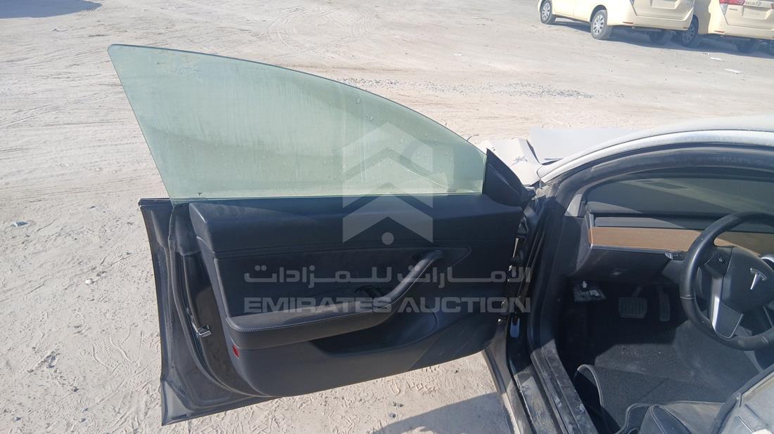 تيسلا موديل 3 2020 — الباب الأمامي الأيسر — صورة 11