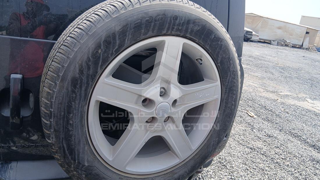 لاند روفر Defender 2023 — الإطار الاحتياطي — صورة 20