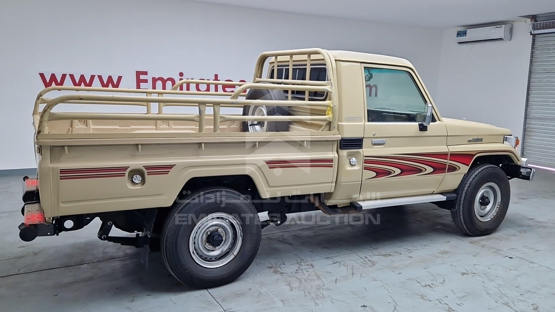 2006 TOYOTA LAND CRUISER VIN: JTFLJ71J168010726