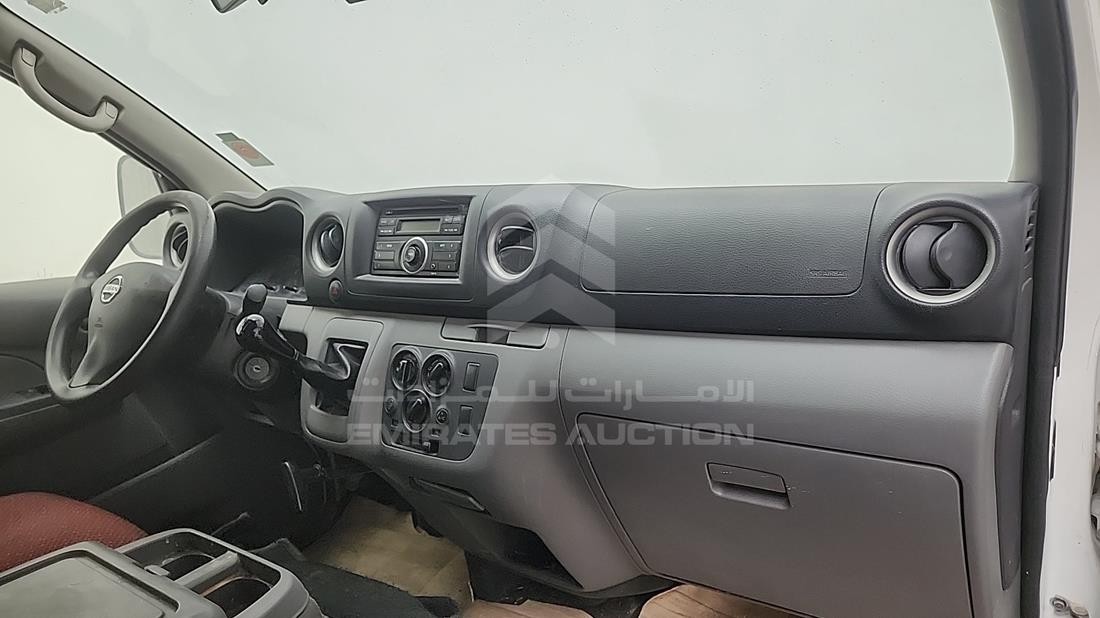 نيسان أورفان 2017 — زاوية واجهة الراكب الأمامي الأيمن — صورة 18