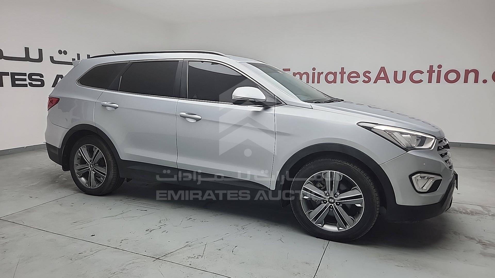 2016 HYUNDAI SANTA FE VIN: KMHSM81E2GU116160