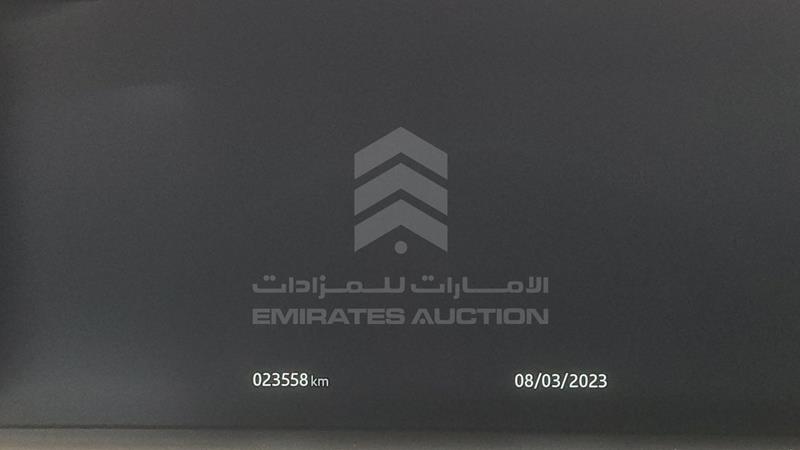 SALGA2BV6JA380966 Auction: EmiratesAuction Lot: 405807 SALGA2BV6JA380966 Range Rover Vogue SE 2018 BLUE Photo 3
