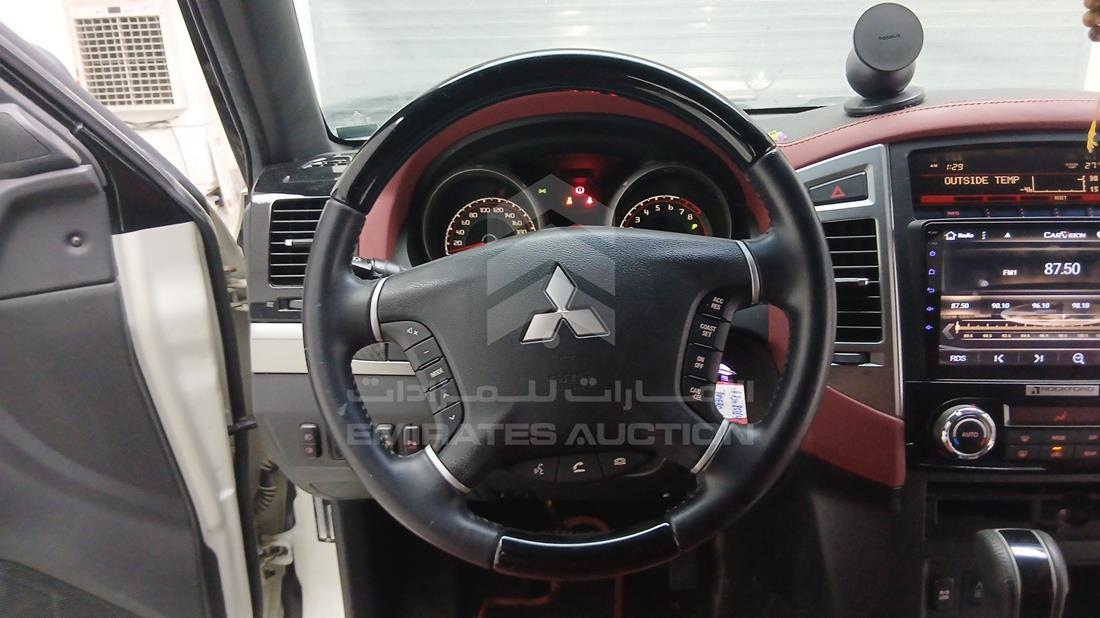 2020 Mitsubishi Pajero — Steering & Mounted Controls — Photo 17