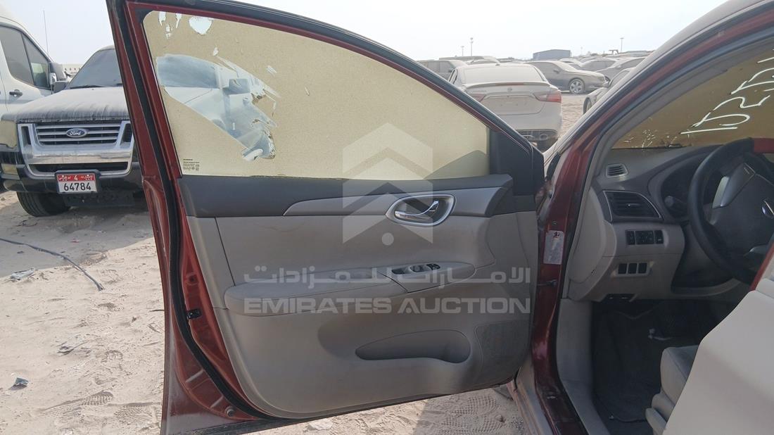 نيسان سينترا 2014 — الباب الأمامي الأيسر — صورة 10