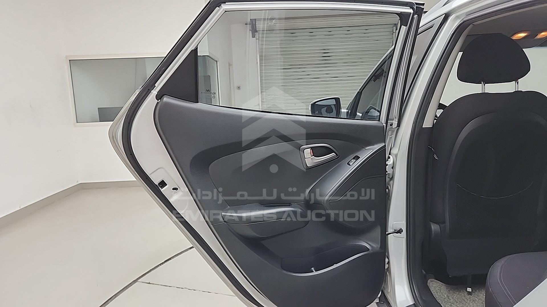 2011 HYUNDAI TUCSON VIN: KMHJT81B4BU132406