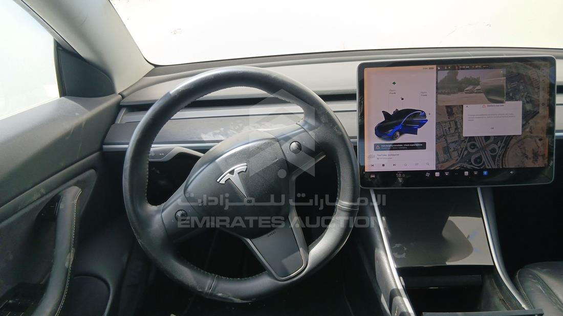 تيسلا موديل 3 2020 — التحكمات في عجلة القيادة — صورة 14