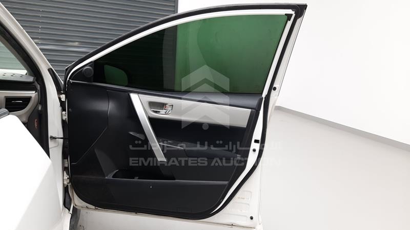 RKLBL9HE7F5241122 Auction: EmiratesAuction Lot: 407963 RKLBL9HE7F5241122 Toyota Corolla 2015 WHITE Photo 33