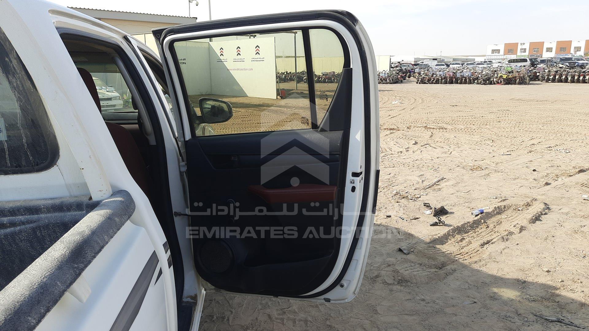 2017 TOYOTA HILUX VIN: MR0DX8CDXH0400056