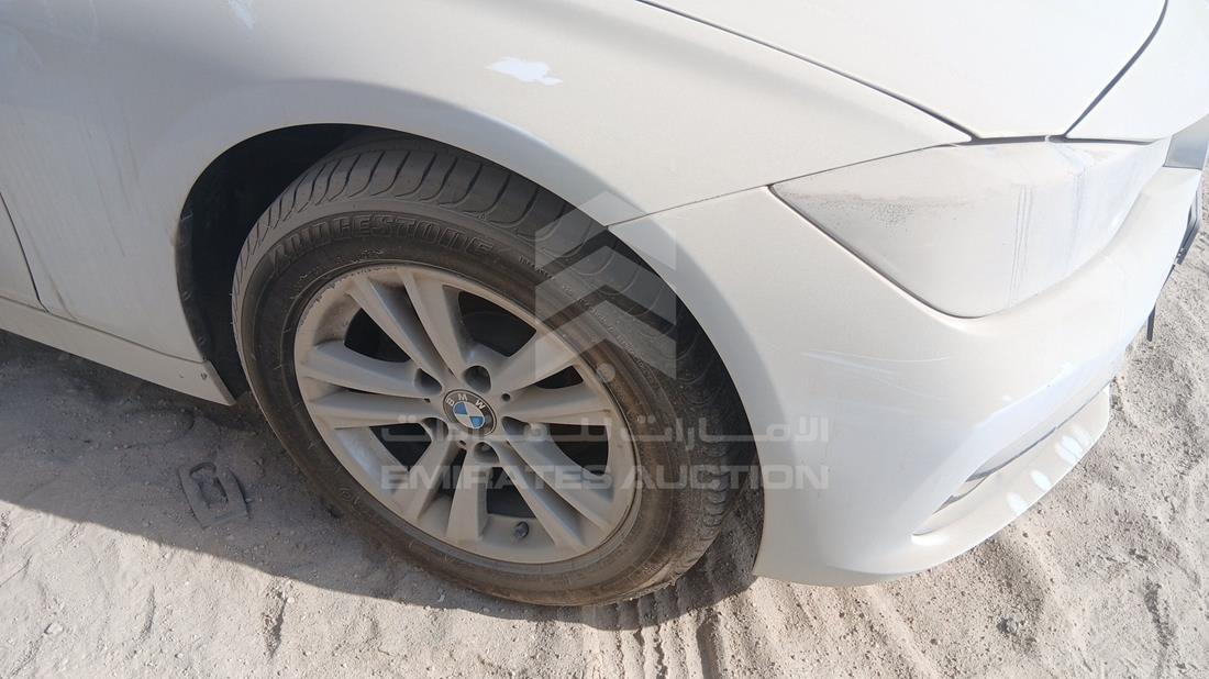 بي ام دبليو 318i 2018 — الإطار الأمامي الأيمن — صورة 29