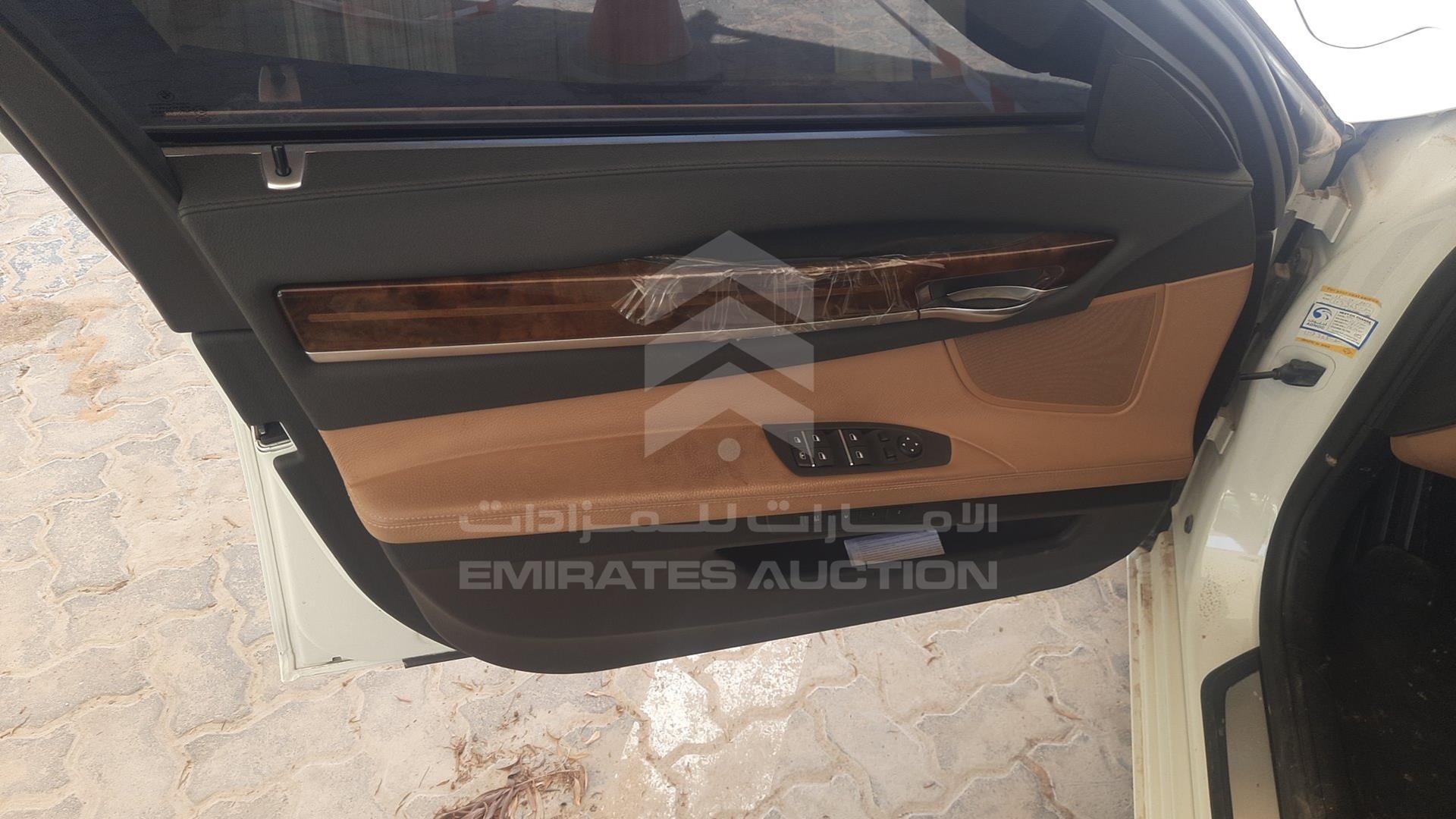 0 BMW --- VIN: WBAYE2108DDZ42176