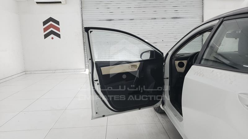 RKLBB9HE9J5206559 Auction: EmiratesAuction Lot: 404120 RKLBB9HE9J5206559 Toyota Corolla 2018 WHITE Photo 10