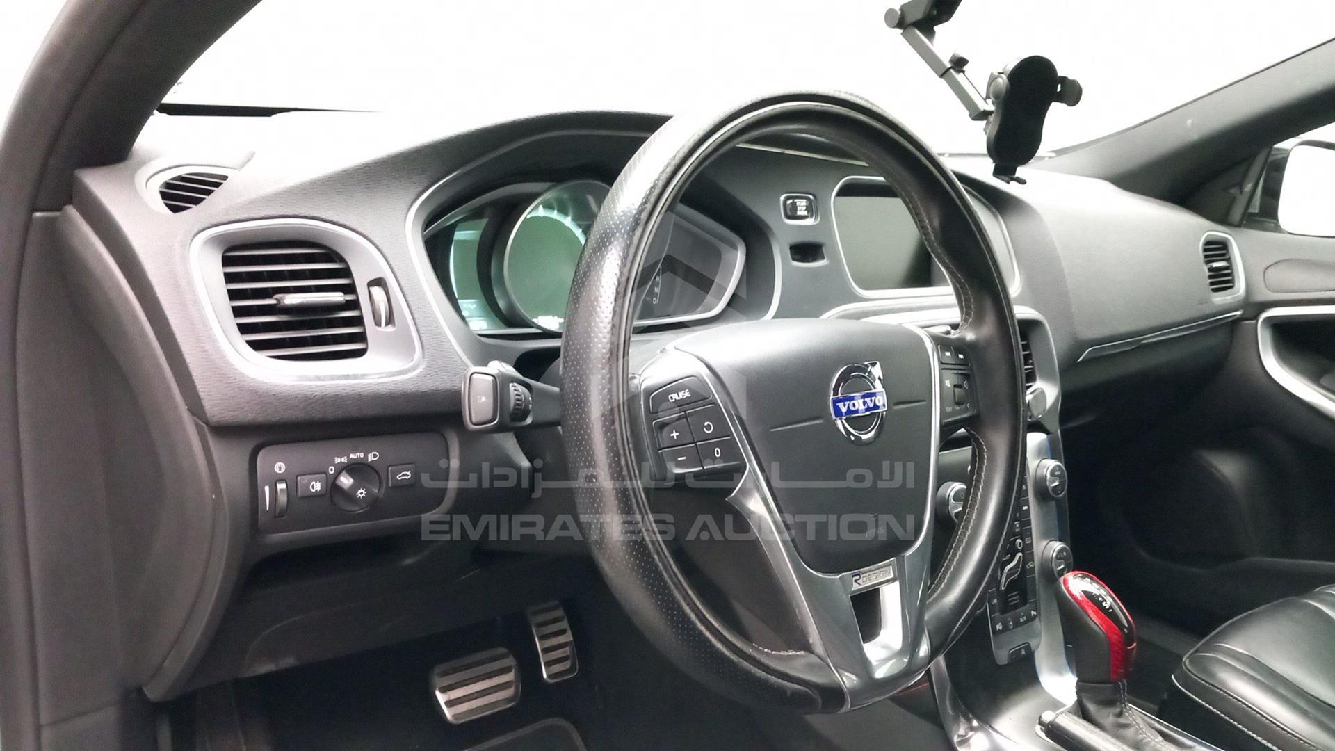 2014 VOLVO V40 VIN: YV1635MV8E2123328