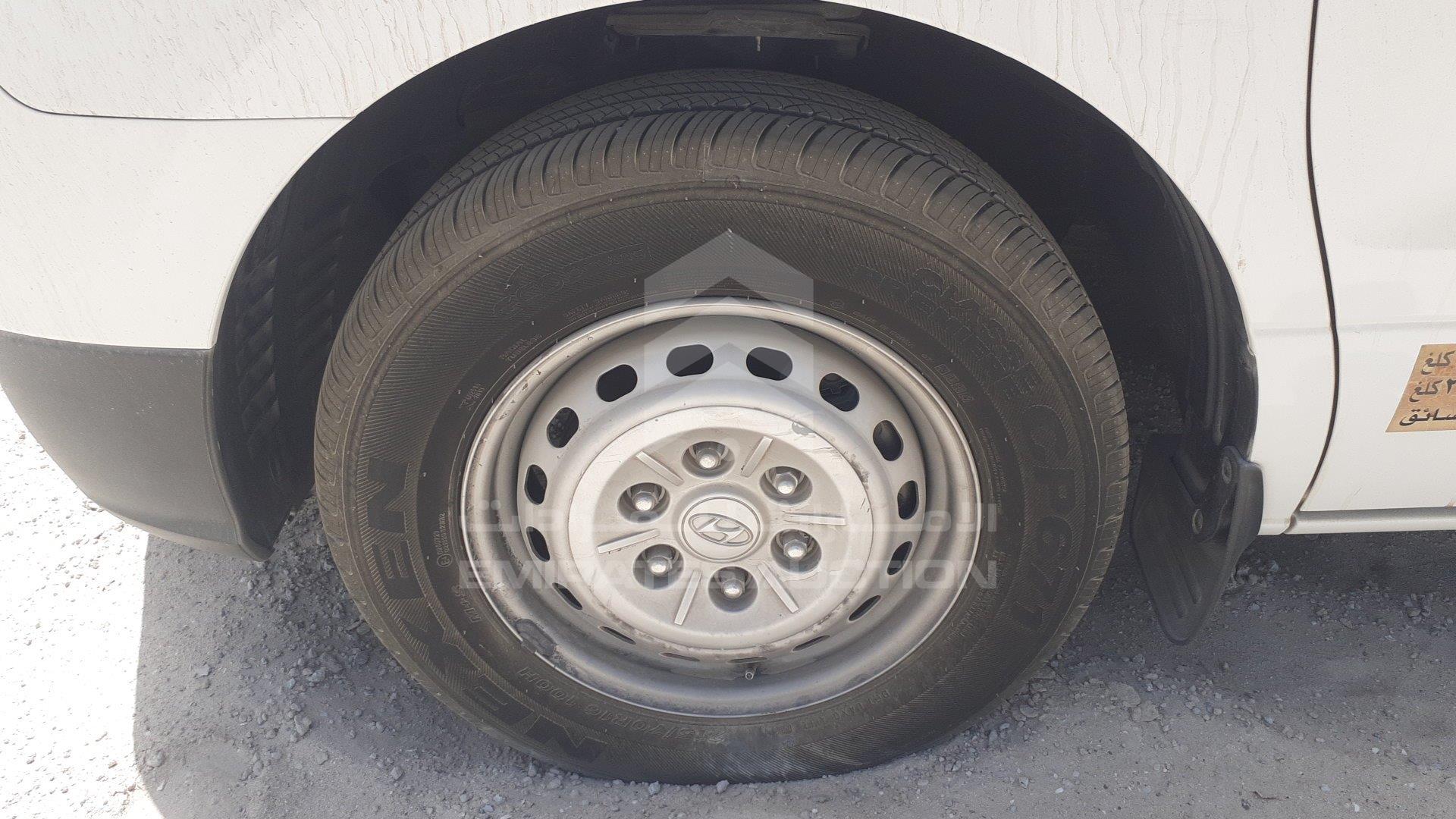 KMJWA37R0CU440854 - 2012 Hyundai H1 - #357798
