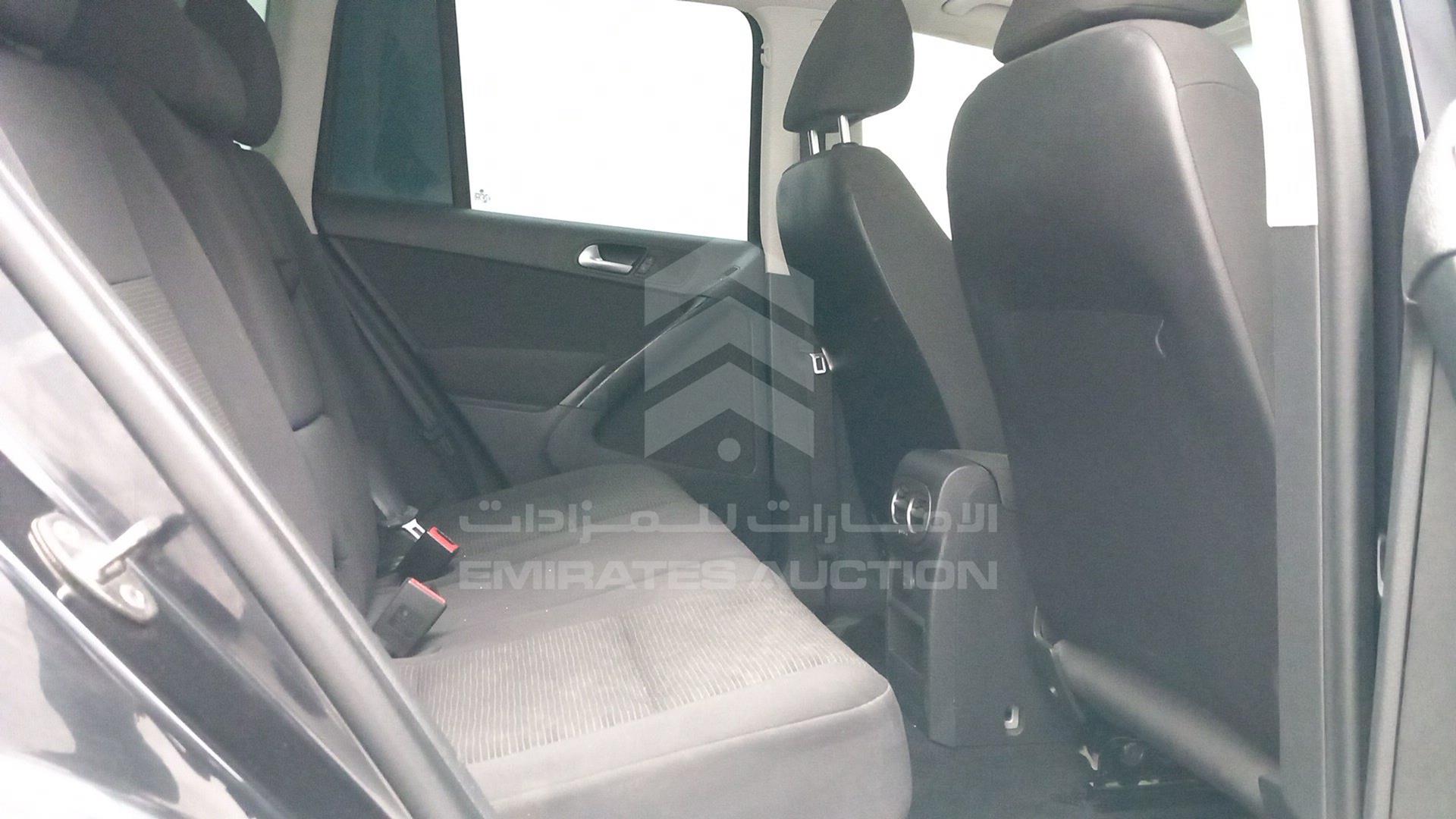 2017 VOLKSWAGEN TIGUAN VIN: WVGAV7AX1HK045504