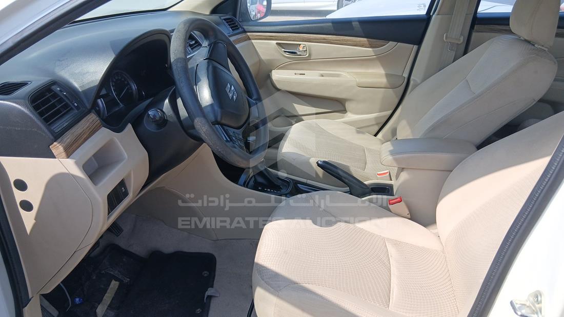سوزوكي سياز 2023 — زاوية السائق الأمامية اليسرى — صورة 13