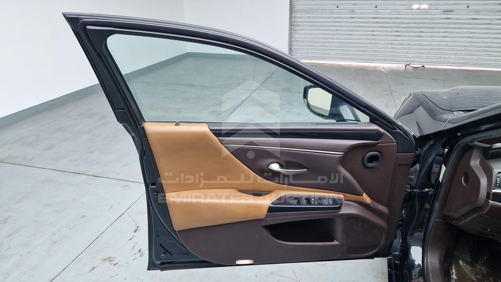 2019 LEXUS ES 300H VIN: JTHB21B11K2011898